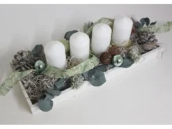 Adventsgesteck auf Holztablett mit Eukalyptus 39 cm Weiß