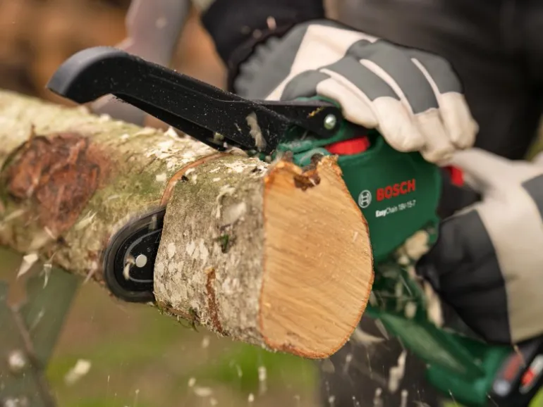 Bosch Akku-Gehölzschneider EasyChain 18 V-15-7 inkl. 2,5 Ah-Akku Ladegerät