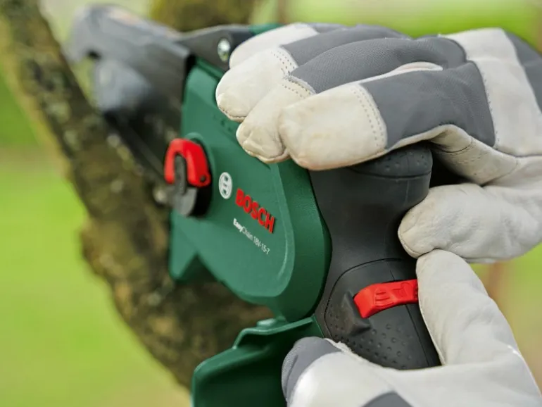 Bosch Akku-Gehölzschneider EasyChain 18 V-15-7 inkl. 2,5 Ah-Akku Ladegerät