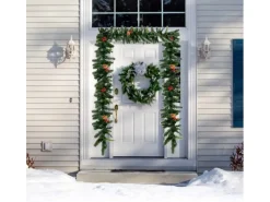 Costway Weihnachtsgirlande mit 100 Leds Warmweiß 270cm & Roten Beeren