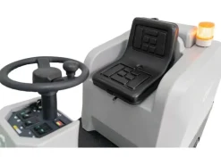 DeTec. KRYZS4 Aufsitz Kehrmaschine Kremer 48V 67AH Elektrische Hallen Kehrmaschine Selbstfahrende Kehrsaugmaschine mit 6.380 m²/h Flächenleistung