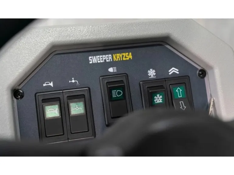 DeTec. KRYZS4 Aufsitz Kehrmaschine Kremer 48V 67AH Elektrische Hallen Kehrmaschine Selbstfahrende Kehrsaugmaschine mit 6.380 m²/h Flächenleistung